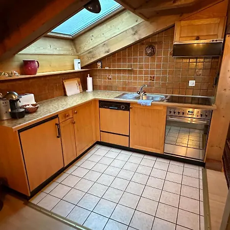 Dachwohnung Mit Charme Im Haus Luchre, דירה צרמט